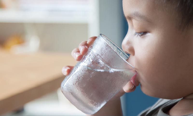 儿童饮用水从玻璃